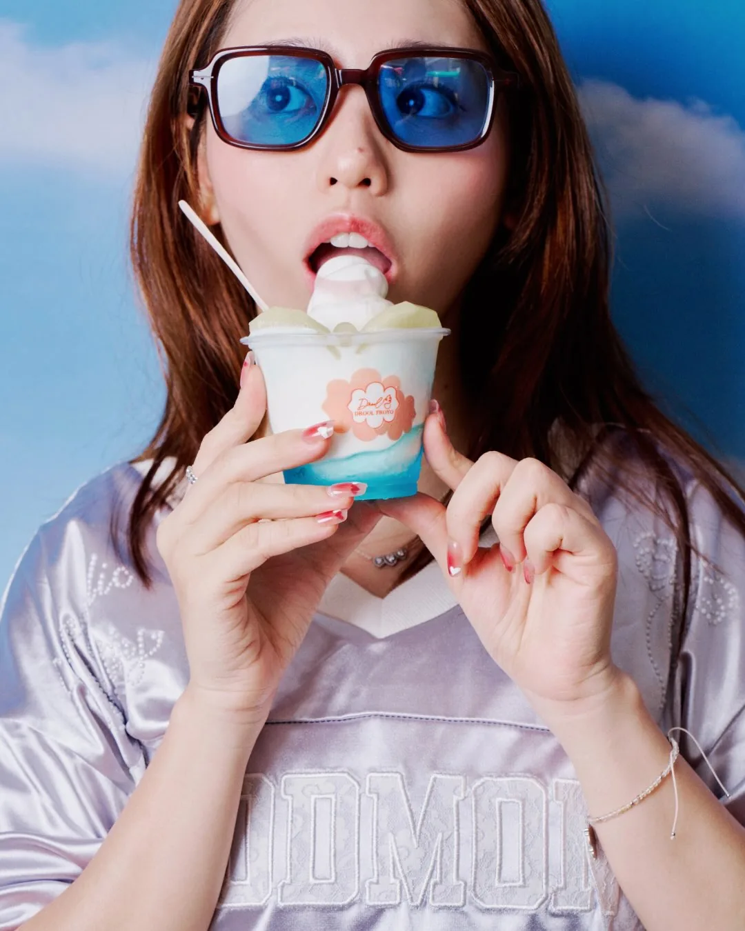 顧客手持 Drool Froyo 乳酪雪糕杯